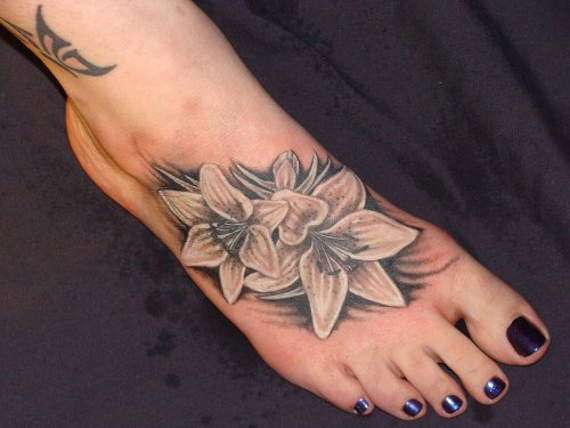 Tatuaje en el pie - flores blancas