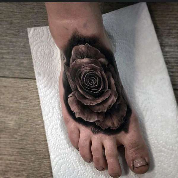 Tatuaje de rosa negra en el pie