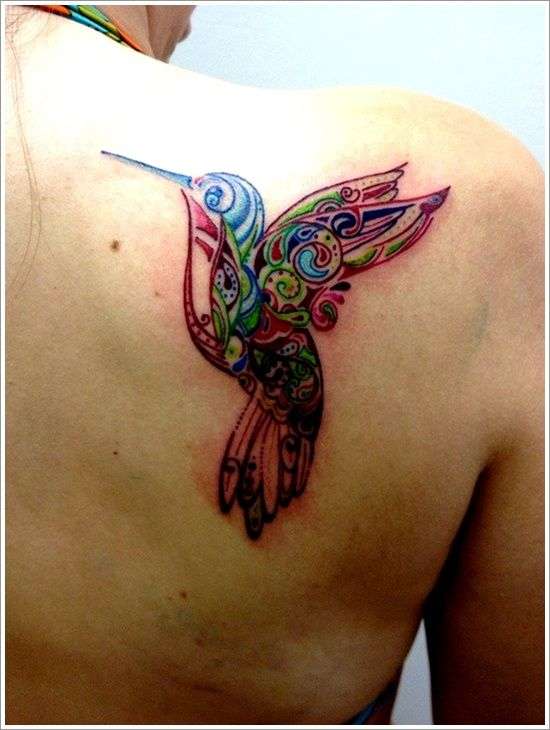 Tatuaje de colibrí multicolor