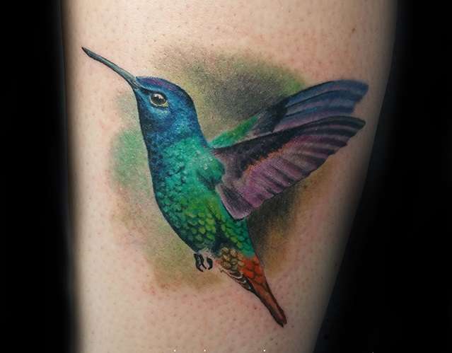 Tatuaje de colibrí en colores