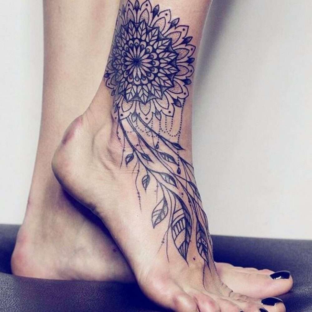 Tatuaje en el pie - mandala y hojas