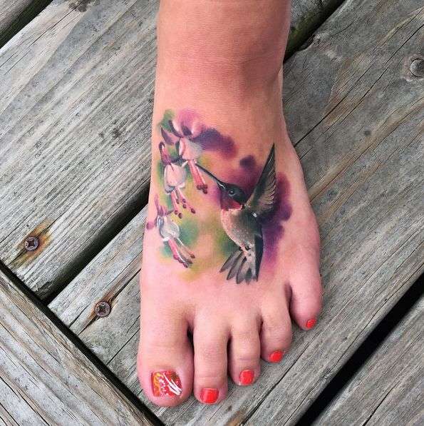 Tatuaje de colibrí en el pie