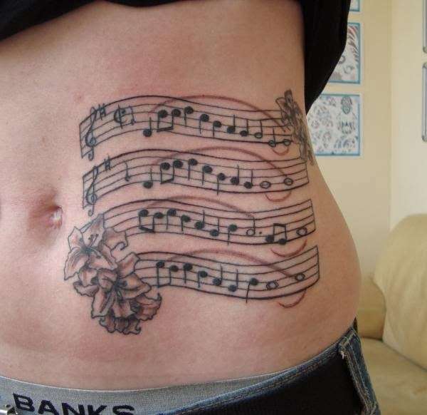 Tatuajes de música: pentagrama en el abdomen