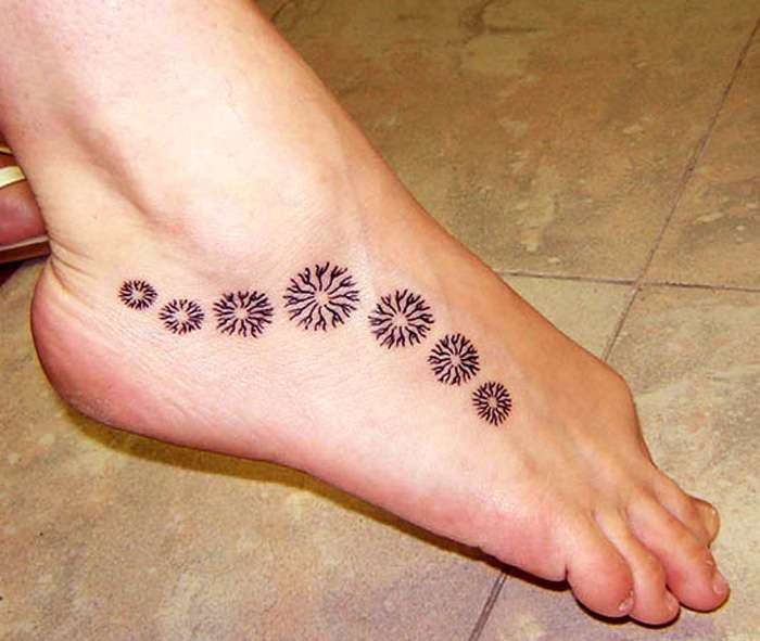 Tatuaje en el pie - flores sencillas