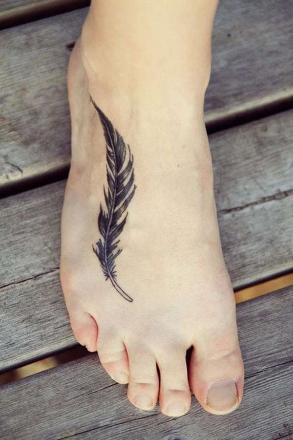 Tatuaje en el pie - pluma negra