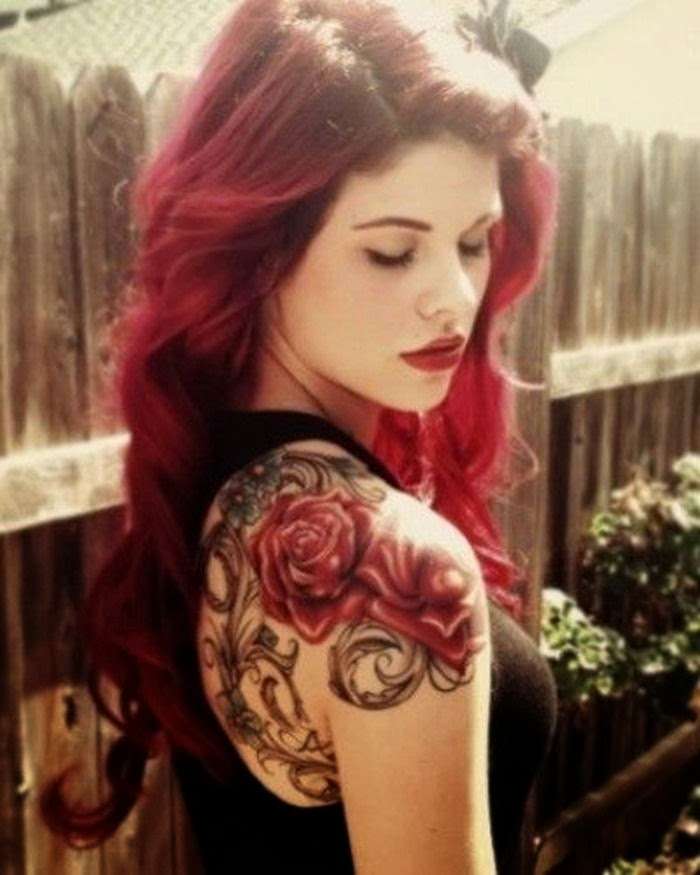 Chica sexi con tatuaje de rosas en el hombro