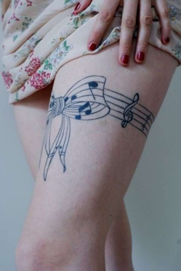 Tatuajes de música: liguero de pentagrama
