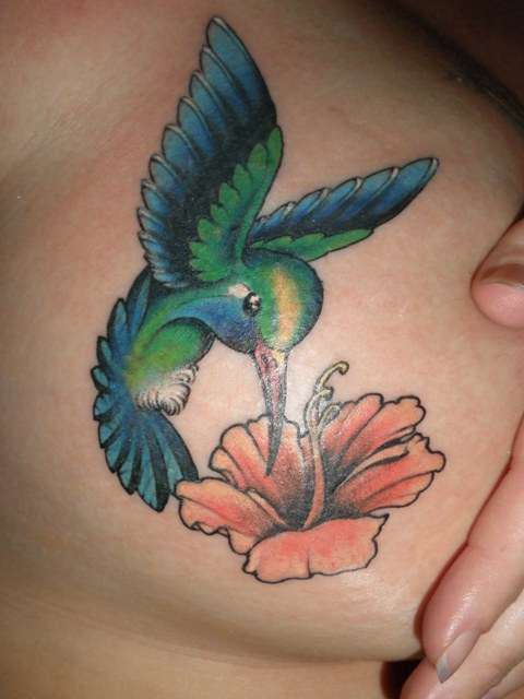 Tatuaje de colibrí y flor de hibisco
