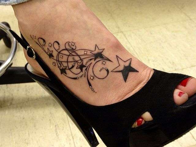 Tatuaje en el pie - estrellas