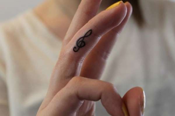 Tatuajes de música: clave de sol en el dedo