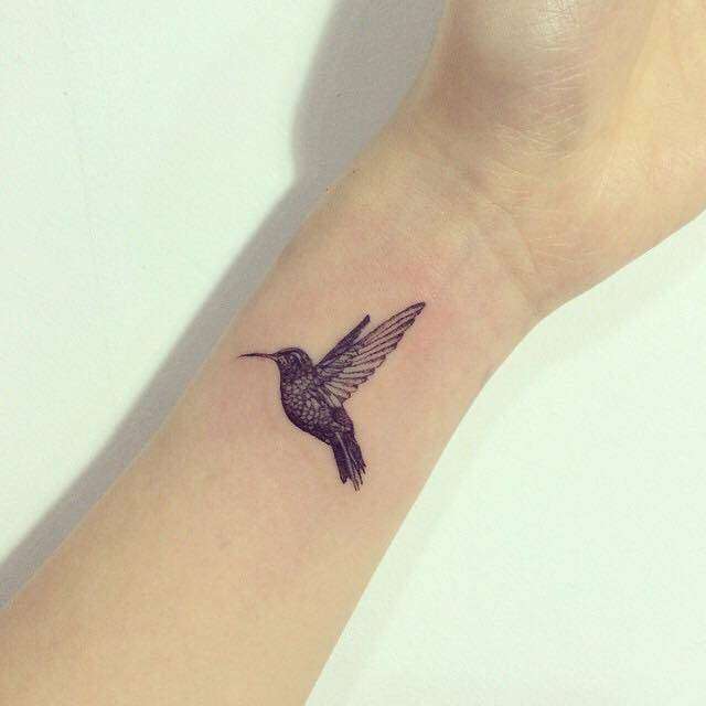 Tatuaje de colibrí pequeño en la muñeca