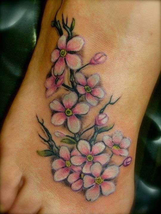 Tatuaje en el pie - flores de cerezo
