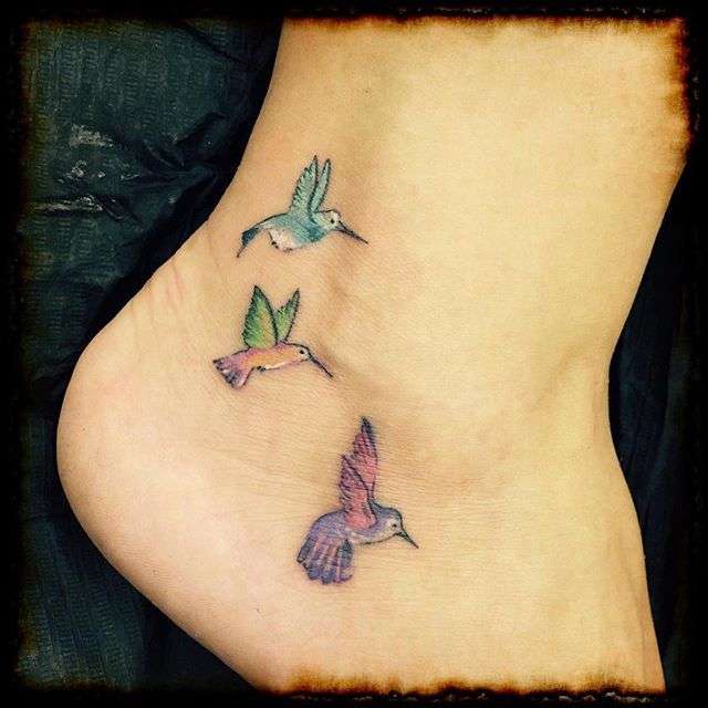 Tatuaje de tres colibríes en el tobillo