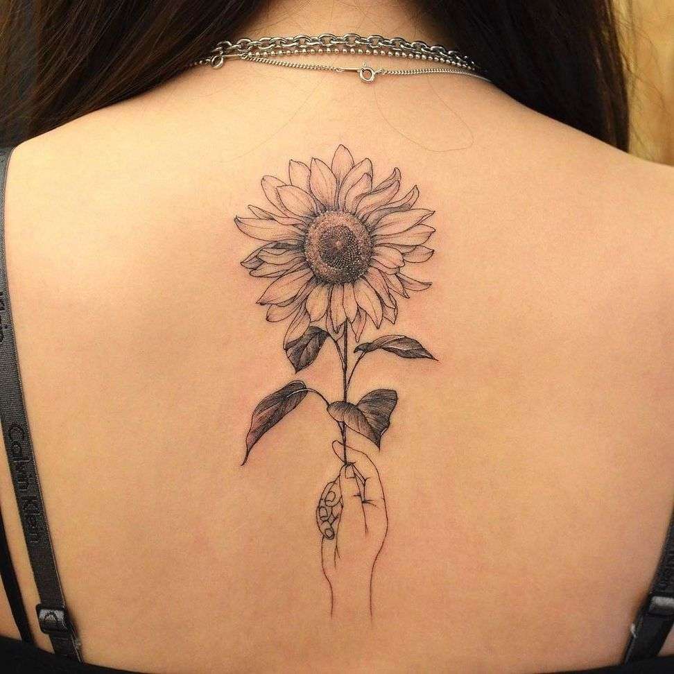Tatuaje de girasol grande en la espalda