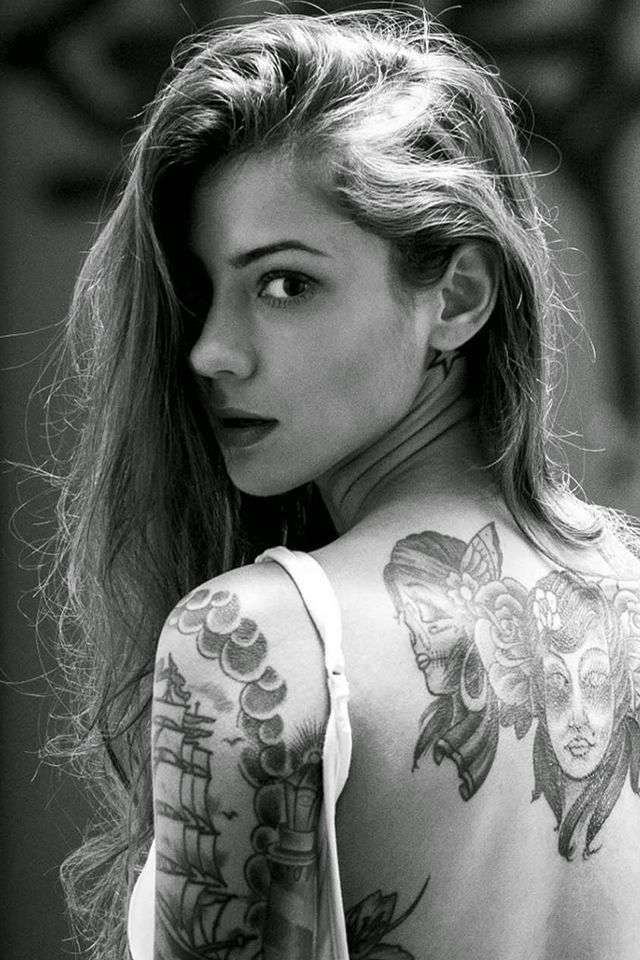 Chicas sexis tatuadas, diseño en la espalda