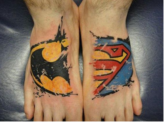Tatuaje en el pie - escudos de Batman y Superman
