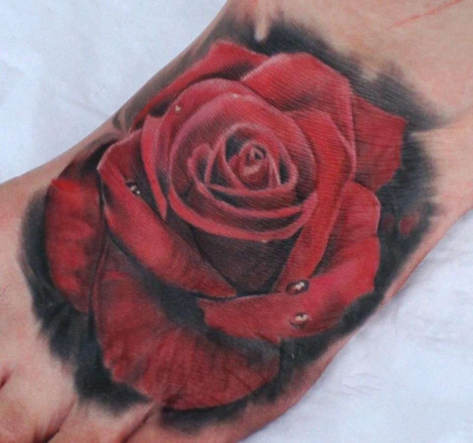 Tatuaje de rosa roja en el pie