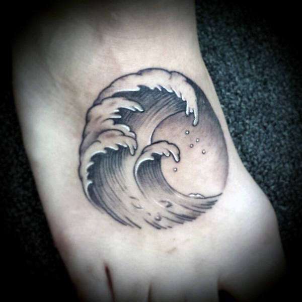 Tatuaje en el pie - ola en el mar