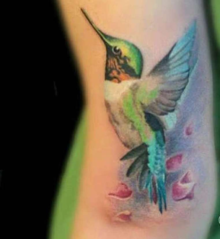 Tatuaje de colibrí volando hacia arriba