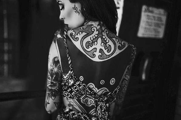 Chicas sexis tatuadas, blackwork en la espalda