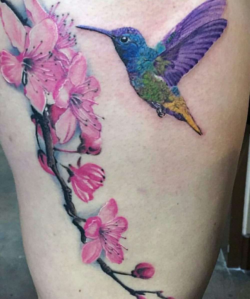 Tatuaje de colibrí y flores de cerezo