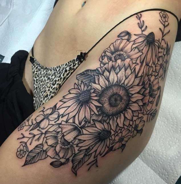 Tatuaje de girasol y otras flores