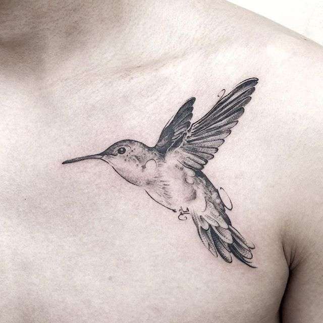 Tatuaje de colibrí en el pecho