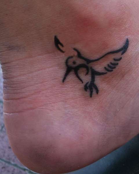 Tatuaje de colibrí pequeño en el pie