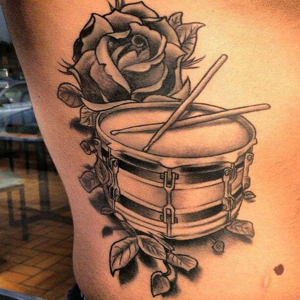 Tatuajes de música: tambor y rosa