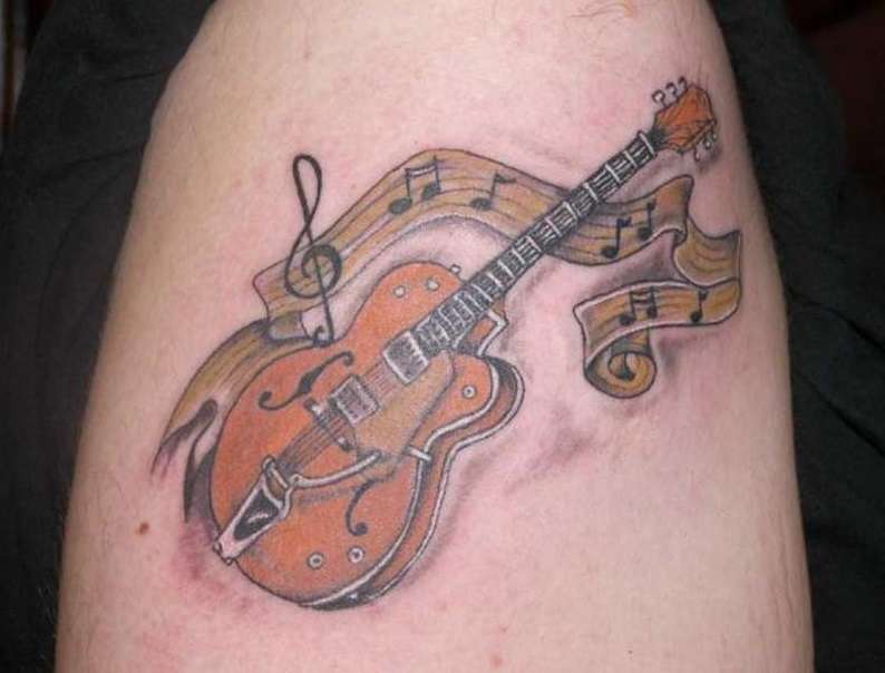 Tatuajes de música: guitarra y pentagrama