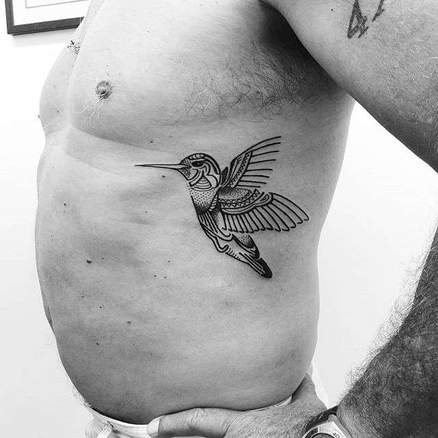 Tatuaje de colibrí en lateral