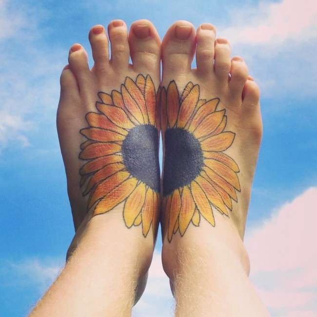 Tatuaje de girasoles en los pies