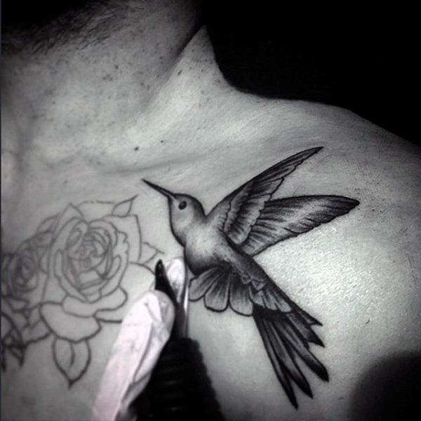 Tatuaje de colibrí en el hombro