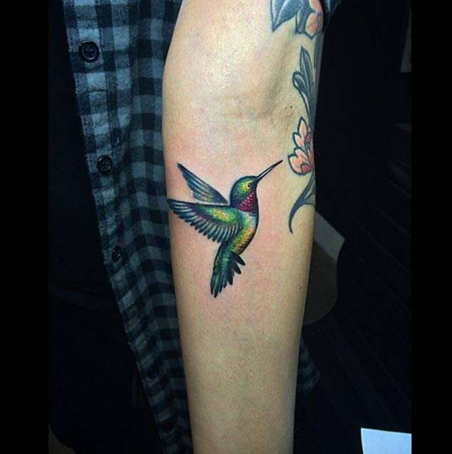 Tatuaje de colibrí en tonos de verde