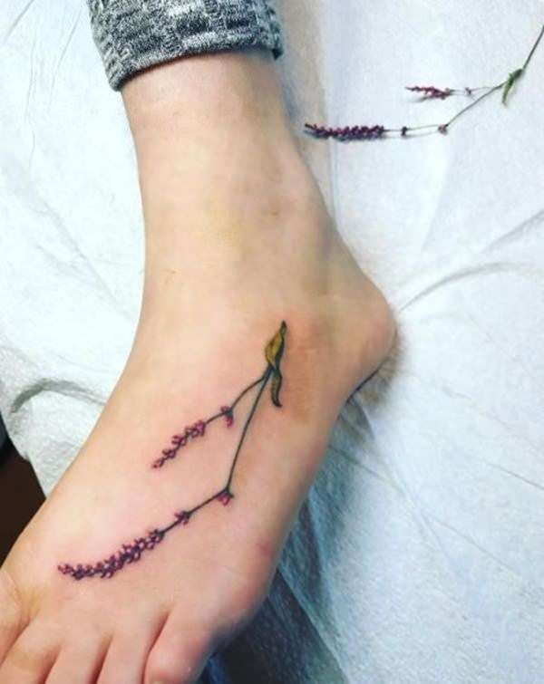Tatuaje en el pie - flores pequeñas