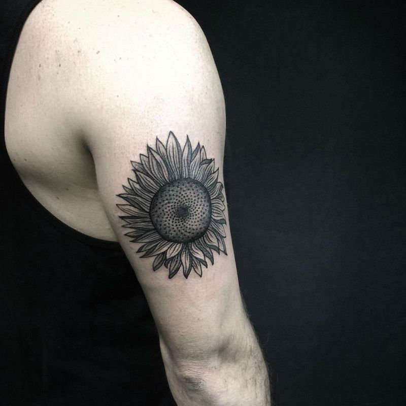 Tatuaje de girasol en el brazo