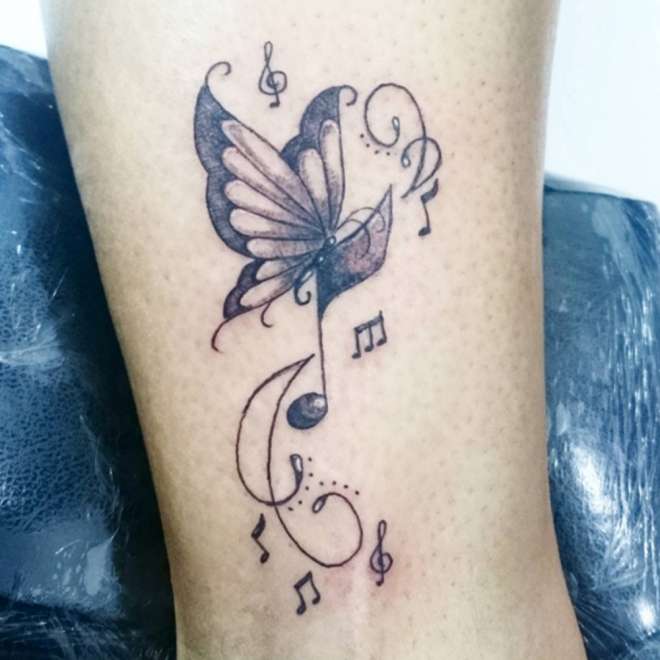 Tatuajes de música: notas musicales y mariposa