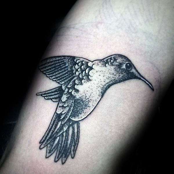 Tatuaje de colibrí en el brazo