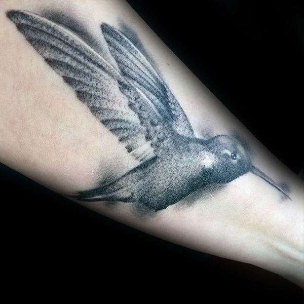 Tatuaje de colibrí estilo puntillismo