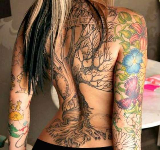 Chicas sexis tatuadas, espalda y brazos