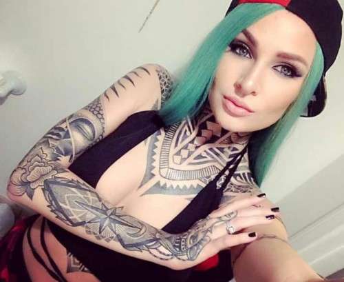 Chicas sexis tatuadas, diseños geométricos