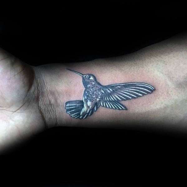 Tatuaje de colibrí en la muñeca