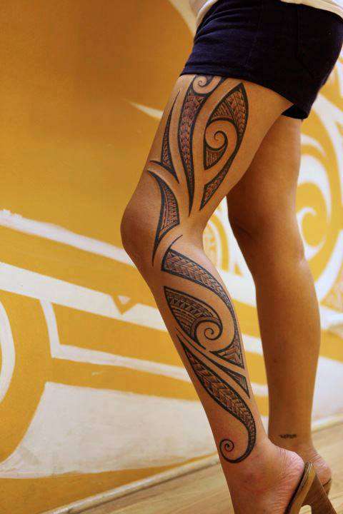 Chicas sexis tatuadas: diseño tribal en pierna
