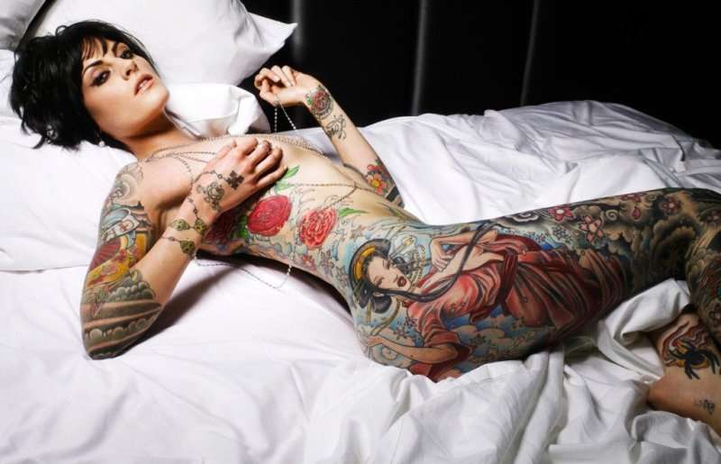 Chicas sexis tatuadas: diseño japonés en pierna
