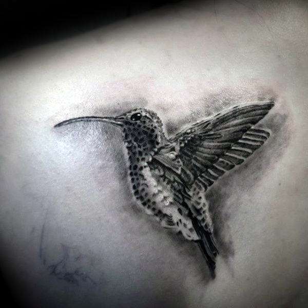 Tatuaje de colibrí en espalda