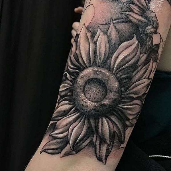 Tatuaje de girasol, realista, blanco y negro