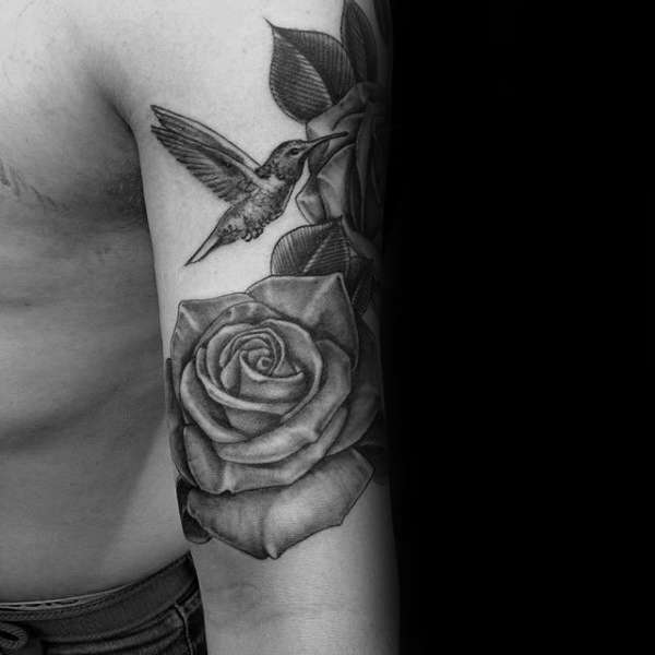 Tatuaje de colibrí y rosas