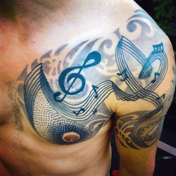Tatuajes de música: pectoral y brazo