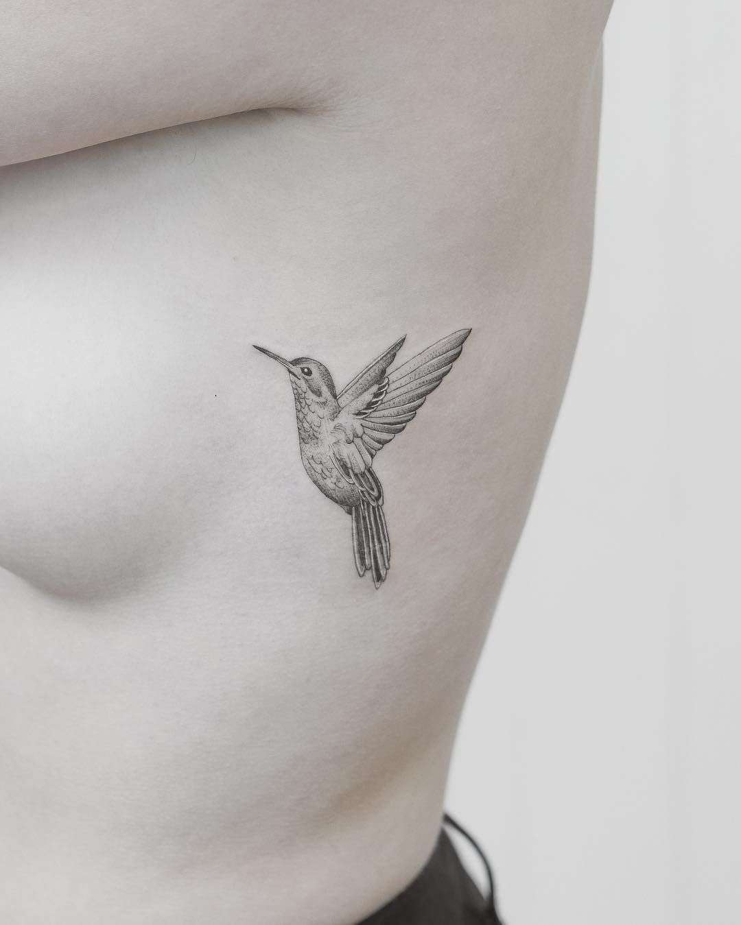 Tatuaje de colibrí en lateral