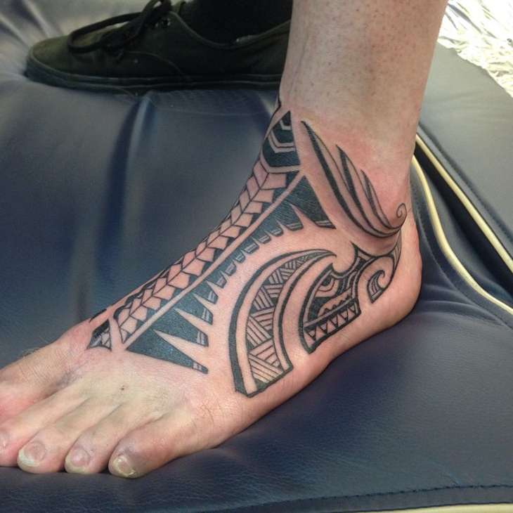 Tatuaje en el pie - estilo tribal